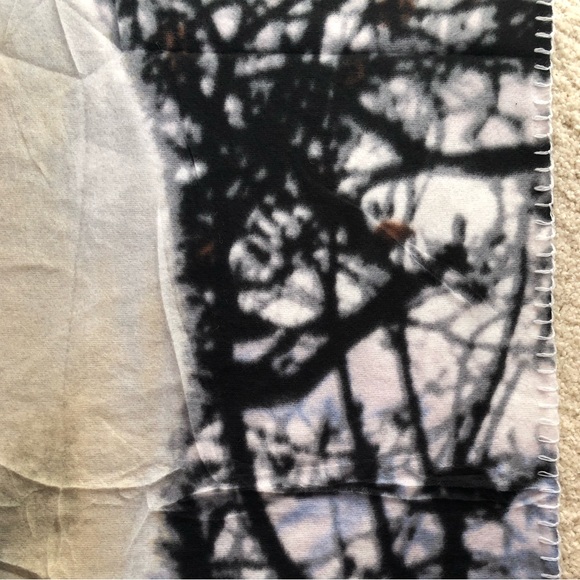 Fleece throw in scene of mama polar bear, 2 adorable cubs, lightweight but warm - Picture 6 of 9